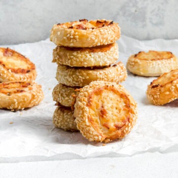 Stack of 5 puff pastry pinwheels with another pinwheel on its side to show swirls of ham and cheese