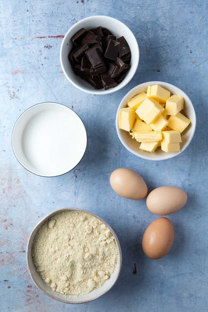 the 5 ingredients needed to make the cake recipe.