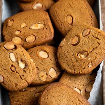 a wooden tray filled with Brunkager