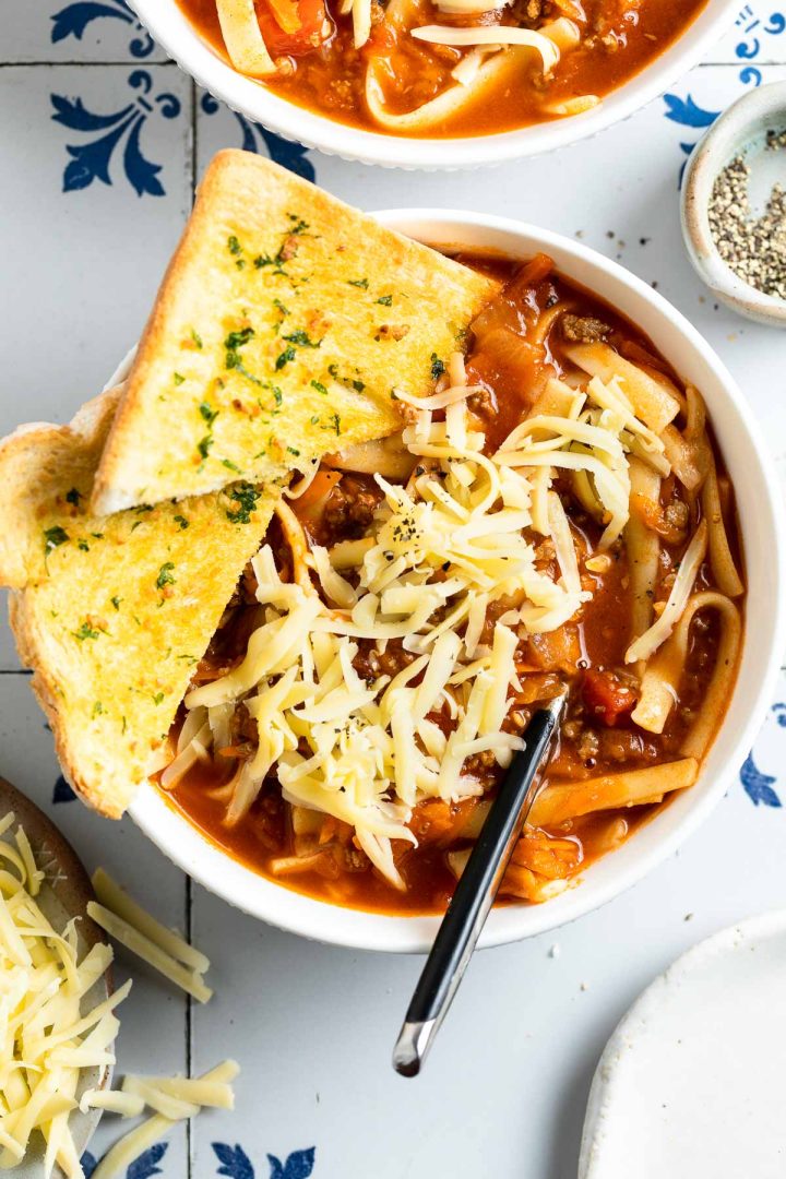 lasagna soup served with two slices of garlic toast