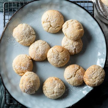Amaretti biscuits on a blue plate.