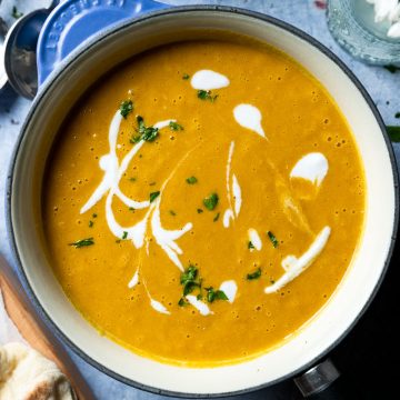 a blue saucepan filled with vegetable mulligatawny soup.