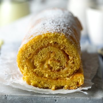 Side view of rolled lemon Swiss roll.