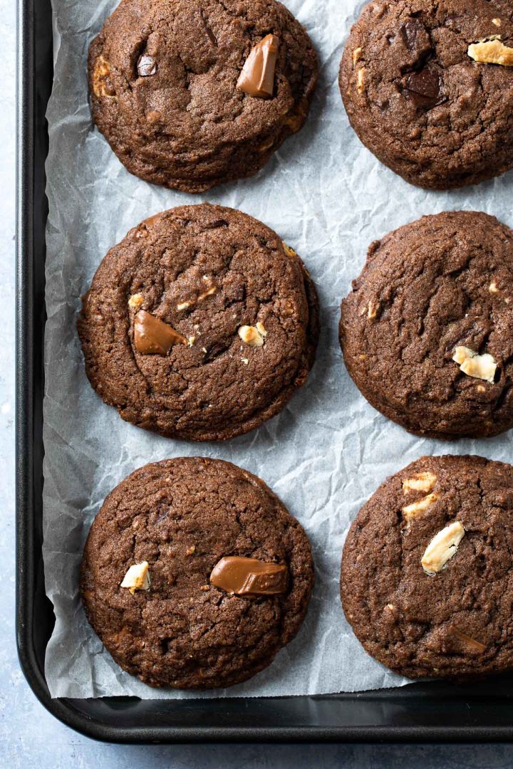 Freshly baked chocolate chip cookies in the baking tin.