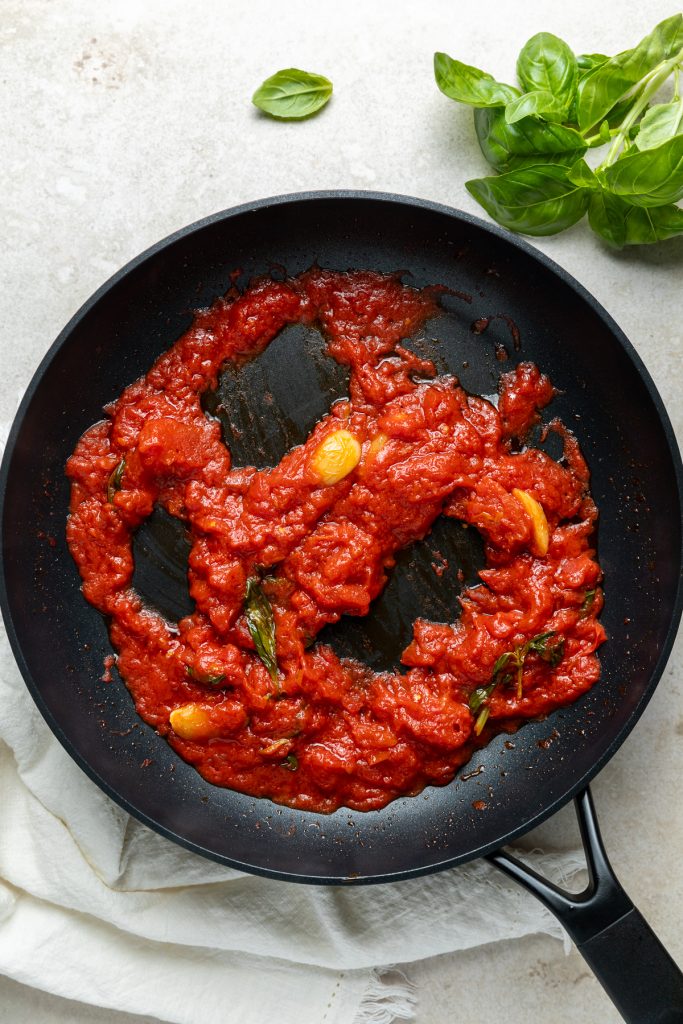 The cooked and thickened tomato sauce.