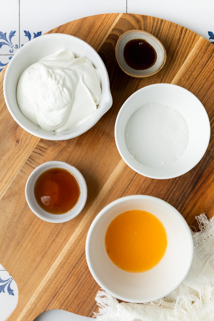 The 5 ingredients needed to make the mascarpone icing.