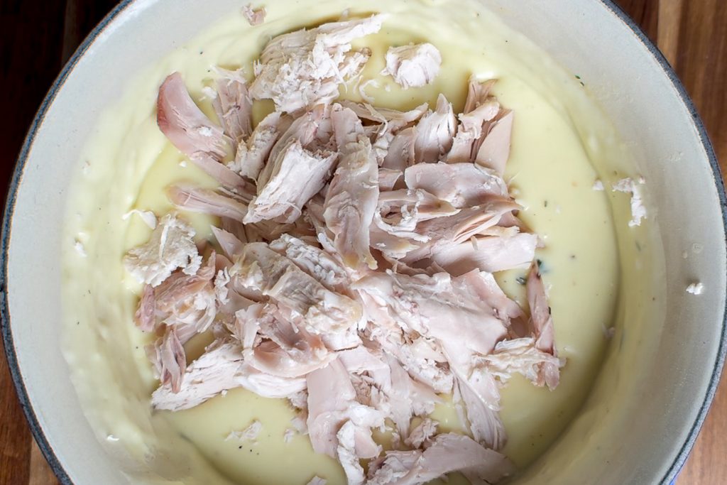 Shredded chicken added to the creamy bechamel sauce.